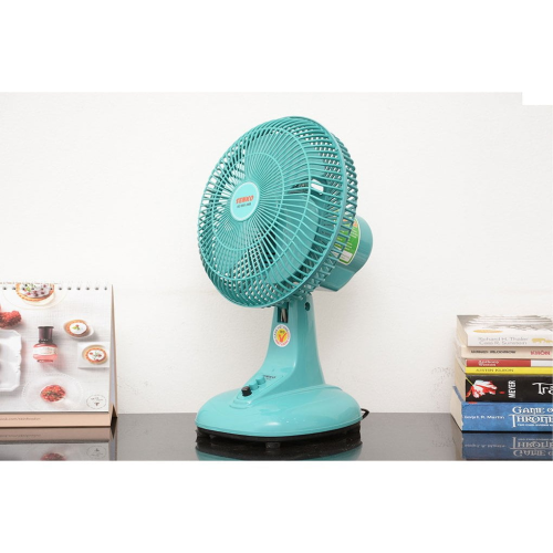 Quạt bàn mini Senko B102 màu xanh góc nghiêng bên trái trên bàn