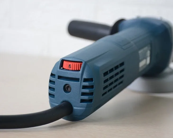 Mặt sau máy mài góc Bosch GWS 900-100S