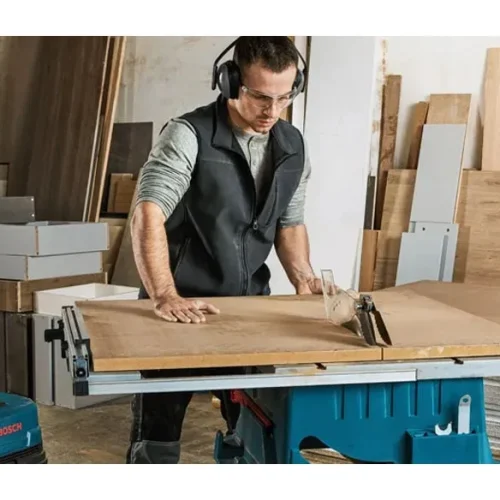Máy cưa bàn Bosch GTS 254 cắt gỗ