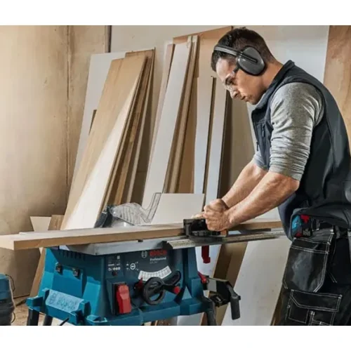 Máy cưa bàn Bosch GTS 254 thao tác cắt