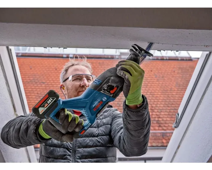 Máy cưa kiếm dùng pin Bosch GSA 185-LI cắt cửa sổ