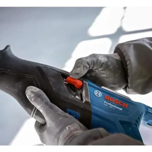 Máy cưa kiếm dùng pin Bosch GSA 185-LI tay cầm
