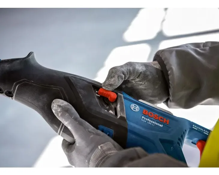 Máy cưa kiếm dùng pin Bosch GSA 185-LI tay cầm