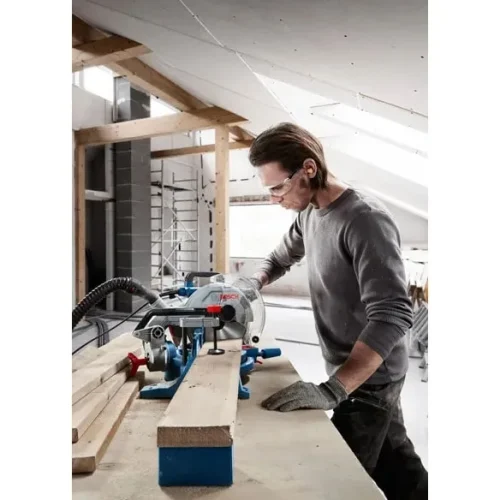 Máy cưa vát Bosch GCM 254 thi công trên bàn