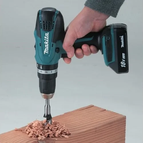 Máy khoan búa Makita HP457DWE10 sử dụng