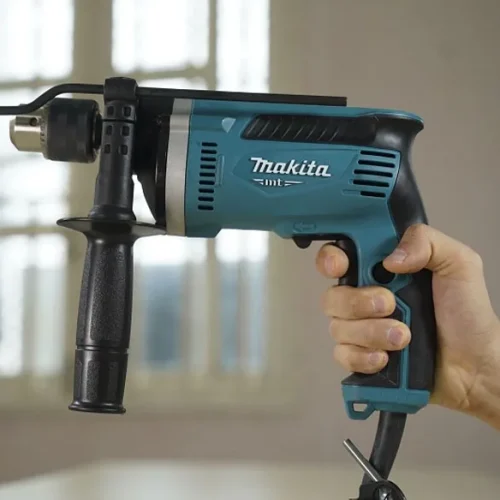 Máy khoan búa Makita M8103KX2B đang sử dụng