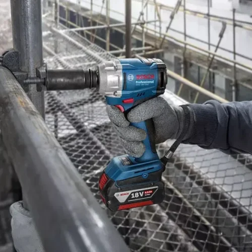 Máy siết bu lông dùng pin Bosch GDS 18V-350 tại công trình