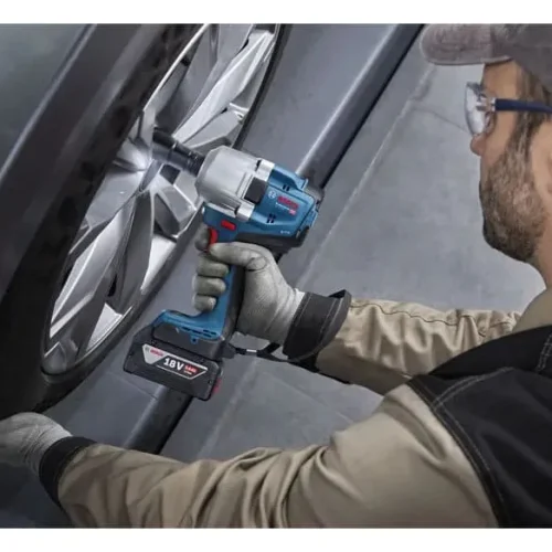 Máy siết ốc bu lông dùng pin Bosch GDS 18V-780 thi công bánh xe