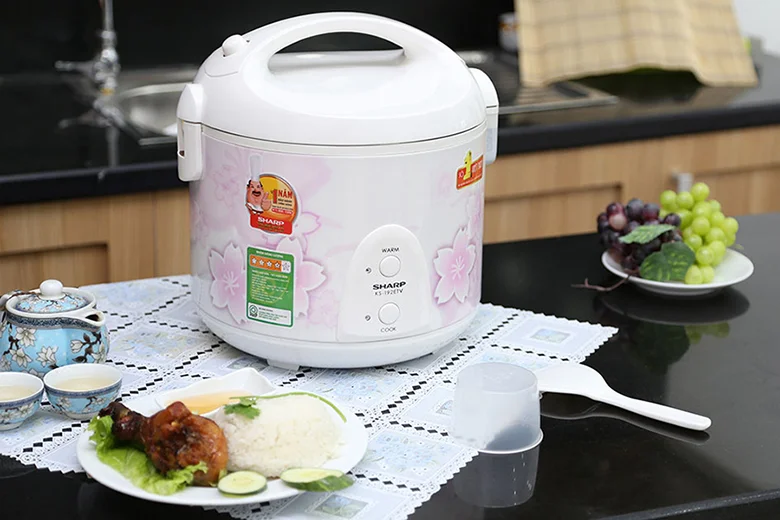 Nồi cơm điện Sharp KS-N192ETV SP 1.8 lít màu trắng hồng đặt trên bàn ăn