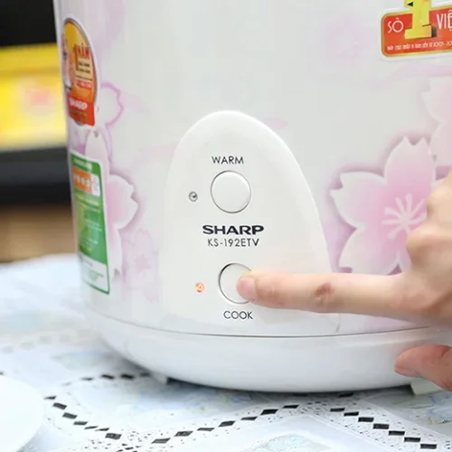 Nồi cơm điện Sharp KS-N192ETV SP 1.8 lít với bảng điều khiển, nút nấu và giữ ấm