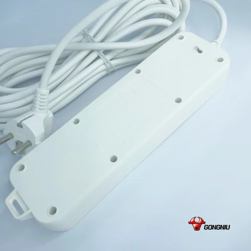 Mặt sau ổ cắm điện Gongniu N1030 với dây nguồn và phích cắm