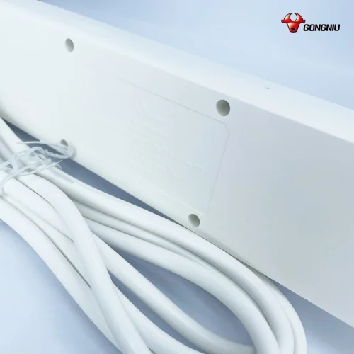 Cận cảnh mặt sau ổ cắm điện Gongniu N1040 kèm dây nguồn