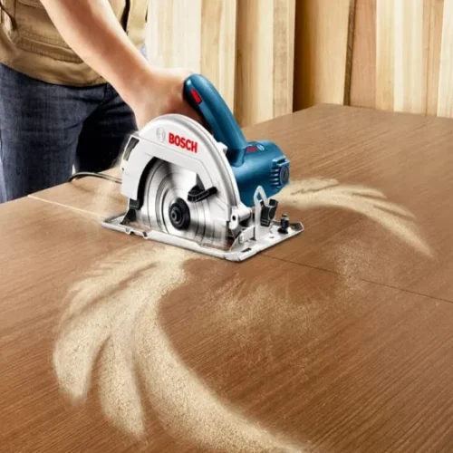 Sử dụng máy cưa đĩa Bosch GKS 130 cắt gỗ