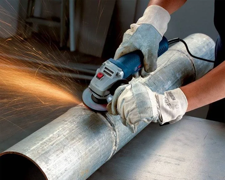 Sử dụng máy mài góc Bosch GWS 900-100S cắt kim loại