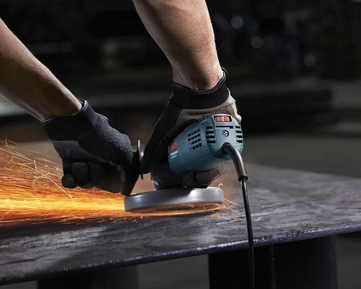 Sử dụng máy mài góc Bosch GWS 900-100S mài kim loại