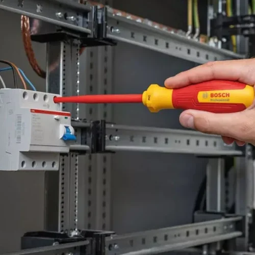 Tua vít cách điện VDE đầu chữ thập Bosch PH2 sử dụng
