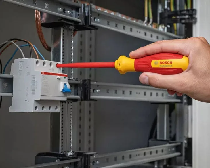 Tua vít cách điện VDE đầu chữ thập Bosch PH2 sử dụng