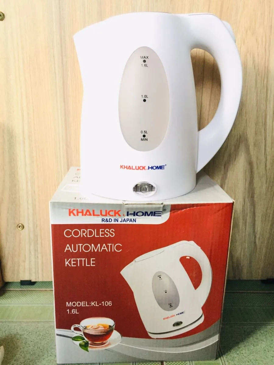 Ấm siêu tốc Khaluck KL-106 màu trắng với thang đo dung tích 1.6 lít
