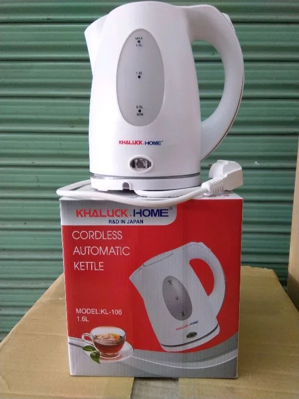 Ấm siêu tốc Khaluck KL-106 1.6 lít đặt trên hộp sản phẩm