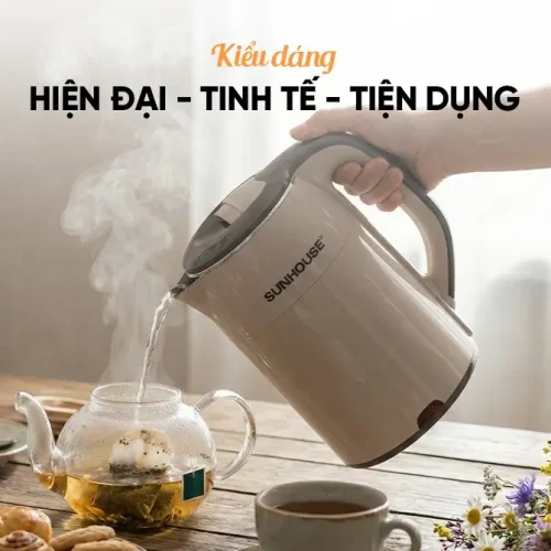 Ấm siêu tốc SUNHOUSE SHD1359 góc nghiêng đang rót nước vào ấm trà