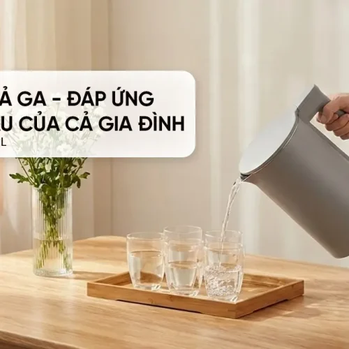 Ấm siêu tốc SUNHOUSE SHD1379 dung tích 2 lít đang rót nước
