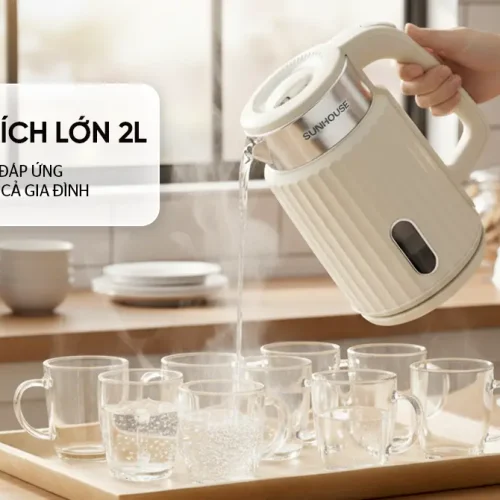 Ấm siêu tốc SUNHOUSE SHD1393 dung tích 2 lít đang rót nước