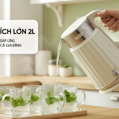 Ấm siêu tốc SUNHOUSE SHD1395 góc nghiêng đang rót nước vào các cốc