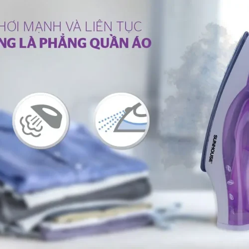 Bàn ủi hơi nước SUNHOUSE SHD2063P góc nghiêng bên phải đang phun hơi