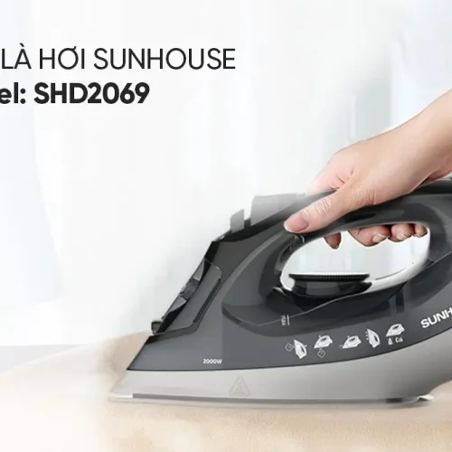 Bàn ủi hơi nước SUNHOUSE SHD2069 công suất 2000W đang sử dụng