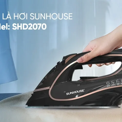 Bàn ủi hơi nước SUNHOUSE SHD2070 góc nghiêng, thấy tay cầm và dây nguồn