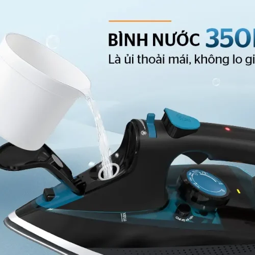 Bình nước của bàn ủi hơi nước SUNHOUSE SHD2071 đang được châm nước