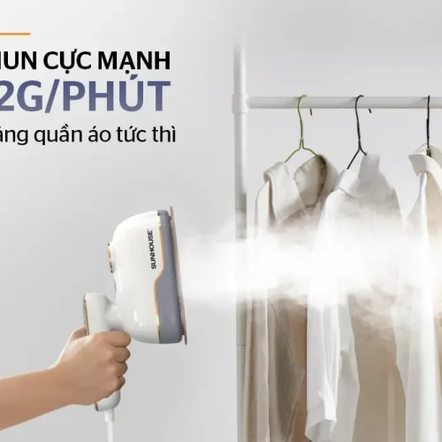Bàn ủi hơi nước cầm tay SUNHOUSE SHD2174 đang phun hơi vào quần áo