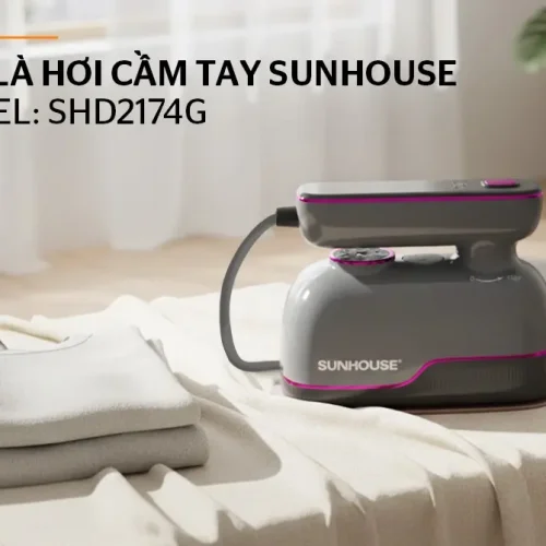 Bàn ủi hơi nước cầm tay SUNHOUSE SHD2174G màu xám đặt trên quần áo