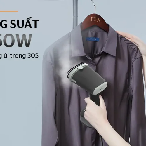 Bàn ủi hơi nước cầm tay SUNHOUSE SHD2177 đang ủi áo sơ mi treo