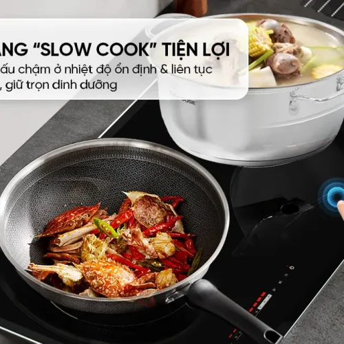 Bếp điện từ đôi SUNHOUSE MMB5868 với nồi và chảo trên mặt bếp