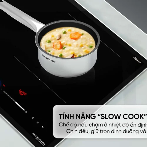 Bếp điện từ đôi SUNHOUSE MMB588-Plus với nồi đang nấu trên mặt bếp
