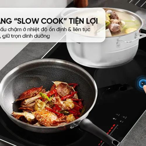 Bếp điện từ đôi SUNHOUSE MMB5889 đang nấu ăn với nồi và chảo