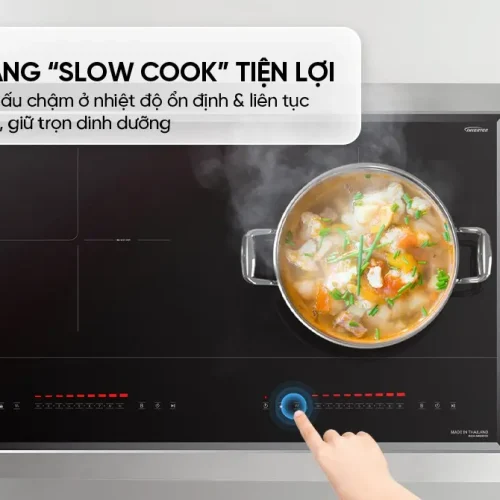 Bếp điện từ đôi SUNHOUSE MMB899DI nhìn từ trên với nồi canh trên vùng nấu