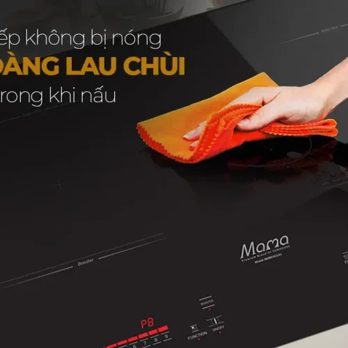 Cận cảnh mặt kính bếp điện từ đôi SUNHOUSE MMB9302-EC đang được lau chùi