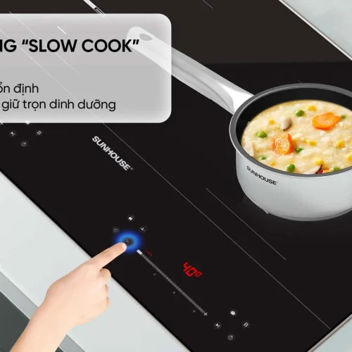 Bếp điện từ đôi SUNHOUSE SHB588-AC đang nấu cháo với tính năng Slow Cook tiện lợi