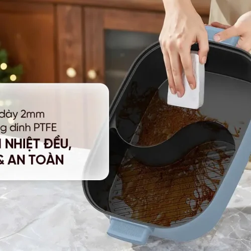 Lòng nồi chống dính 2 ngăn của lẩu điện SUNHOUSE SHD4568 đang được vệ sinh