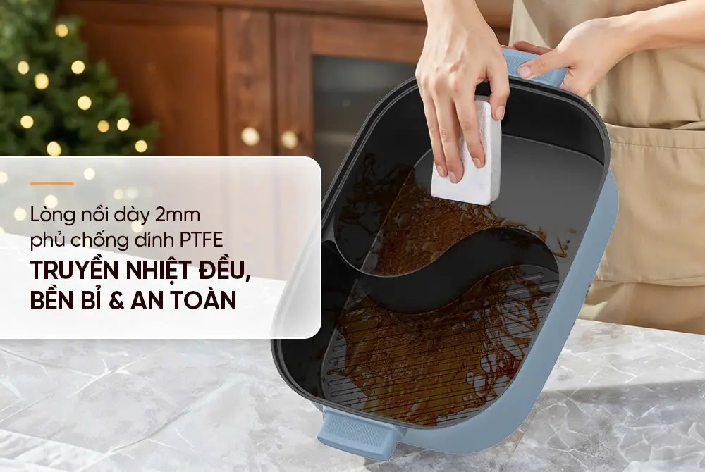 Lòng nồi chống dính 2 ngăn của lẩu điện SUNHOUSE SHD4568 đang được vệ sinh
