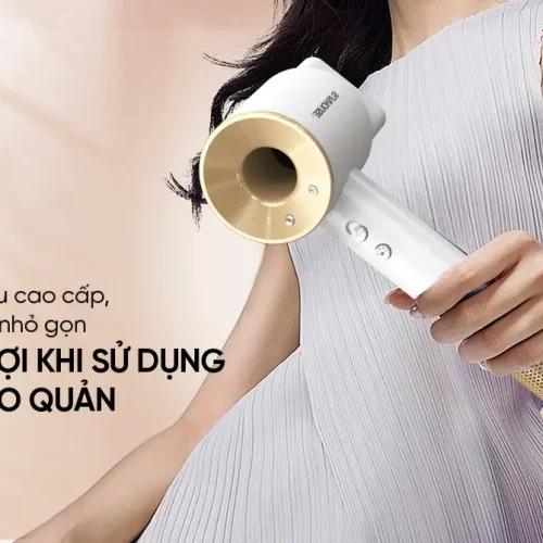 Máy sấy tóc SUNHOUSE SHD2320 1500W màu trắng đang sử dụng
