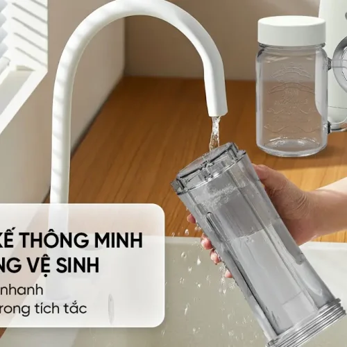 Cối xay của máy xay sinh tố SUNHOUSE SHD5320 được rửa dưới vòi nước