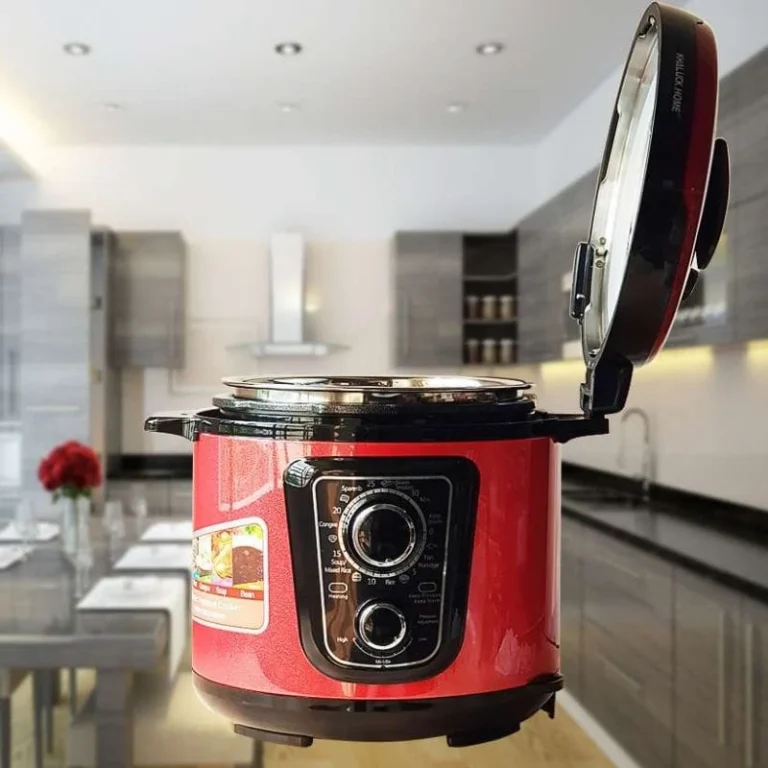 Nồi áp suất Khaluck KL-738 màu đỏ, nắp mở trong không gian bếp