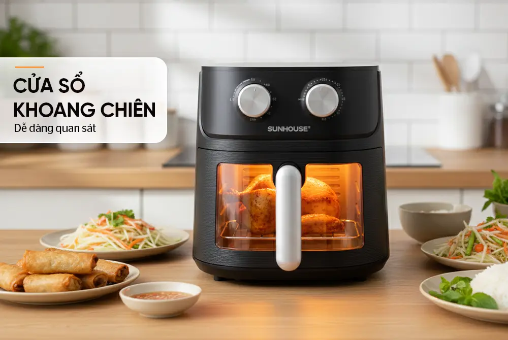 Nồi chiên không dầu SUNHOUSE SHD4032 chính diện trong không gian bếp, cửa sổ khoang chiên đang quan sát thực phẩm