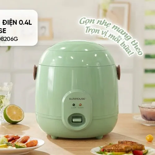 Nồi cơm điện SUNHOUSE SHD8206G màu xanh 0,4 lít đặt trên bàn ăn