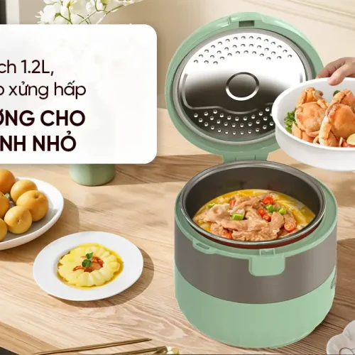 Nồi cơm điện SUNHOUSE SHD8221 mở nắp, hiển thị lòng nồi và món ăn