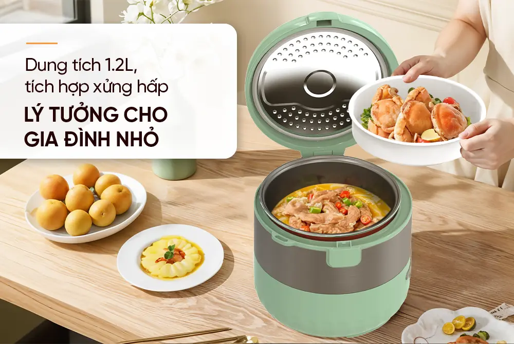 Nồi cơm điện SUNHOUSE SHD8221 mở nắp, hiển thị lòng nồi và món ăn