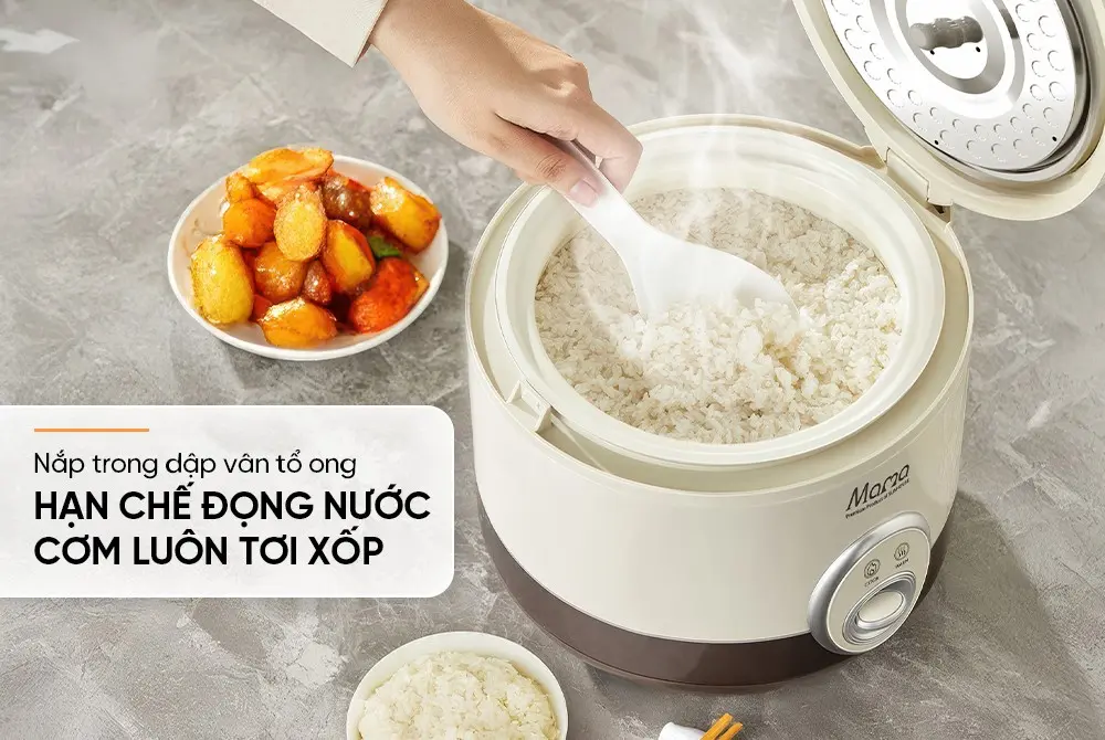 Nồi cơm điện SUNHOUSE SHD8277 mở nắp với cơm chín bên trong